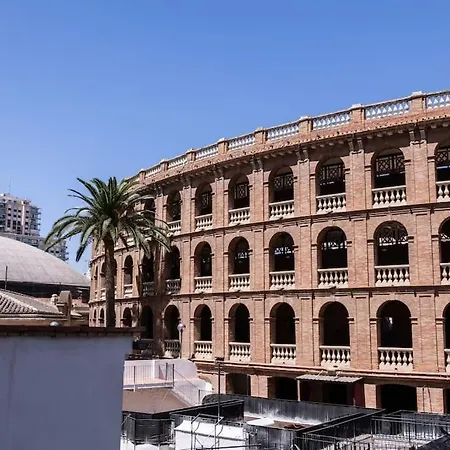 Bonito Y Amplio Piso Junto A La Plaza De Toros. *